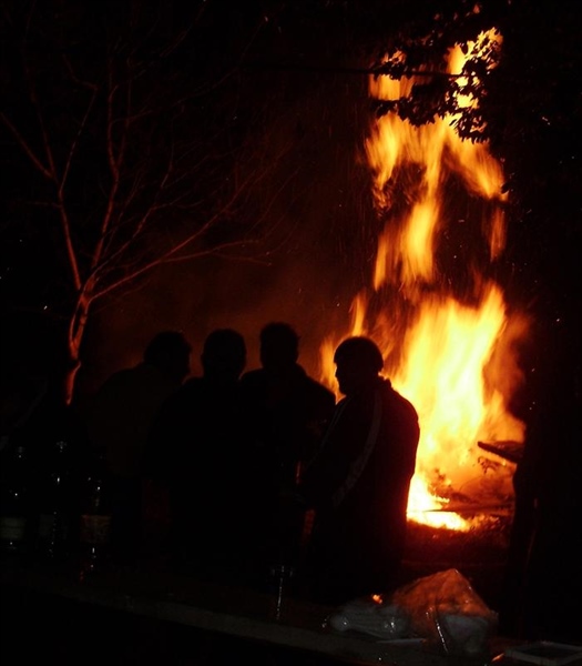 "Paljenje Vuzemnice 2011." pokraj etno kućice u Knapiću