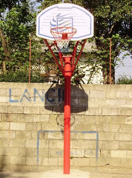 Postavljen koš za košarku (hakl)